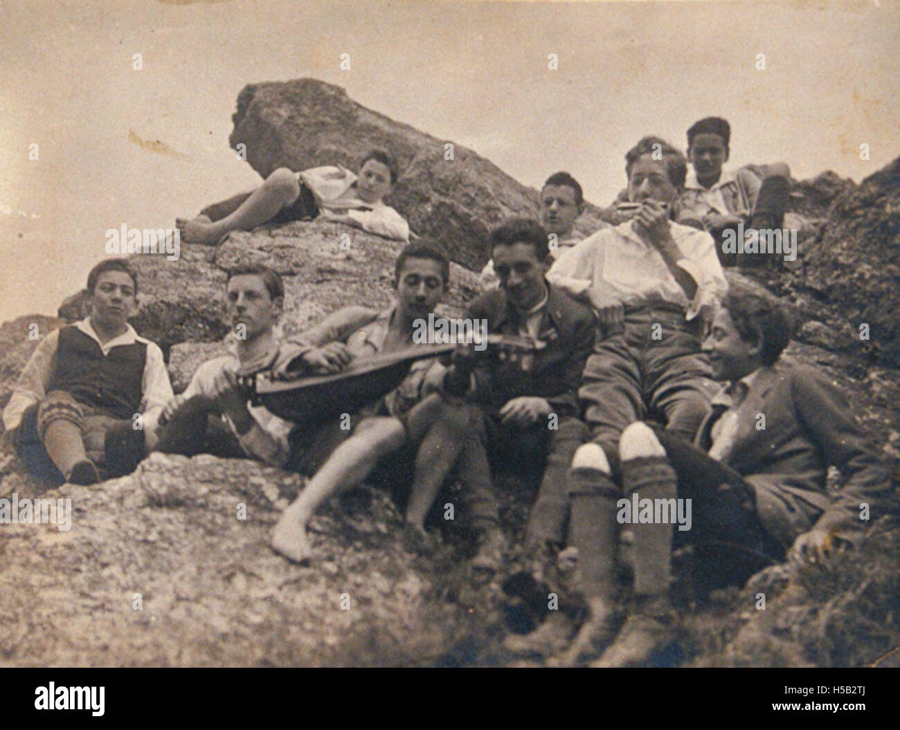 Gli escursionisti di Blau-Weiss, un gruppo giovanile ebreo in Austria, sono visti con strumenti musicali. Questo gruppo, storicamente coinvolto in attività culturali e sociali, fa parte del patrimonio della comunità ebraica e dei movimenti giovanili in Austria. Foto Stock Gli escursionisti di Blau-Weiss, un gruppo giovanile ebreo in Austria, sono visti con strumenti musicali. Questo gruppo, storicamente coinvolto in attività culturali e sociali, fa parte del patrimonio della comunità ebraica e dei movimenti giovanili in Austria. Foto Stock