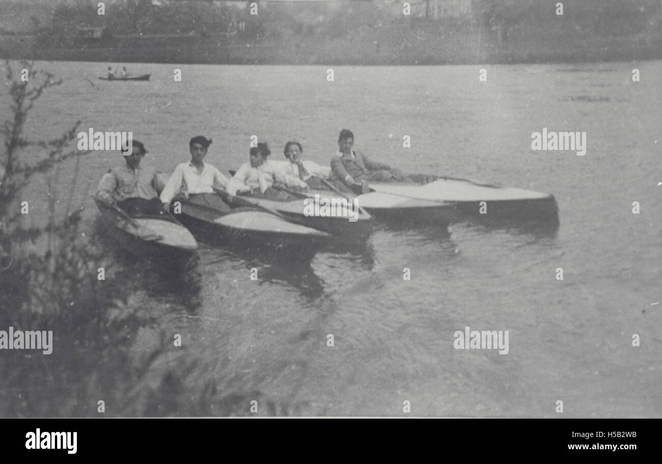 Una foto che mostra i campeggiatori in canoa in un campo estivo a Rengsdorf, raffigurando attività all'aperto ed esperienze ricreative in un ambiente naturale. Foto Stock Una foto che mostra i campeggiatori in canoa in un campo estivo a Rengsdorf, raffigurando attività all'aperto ed esperienze ricreative in un ambiente naturale. Foto Stock