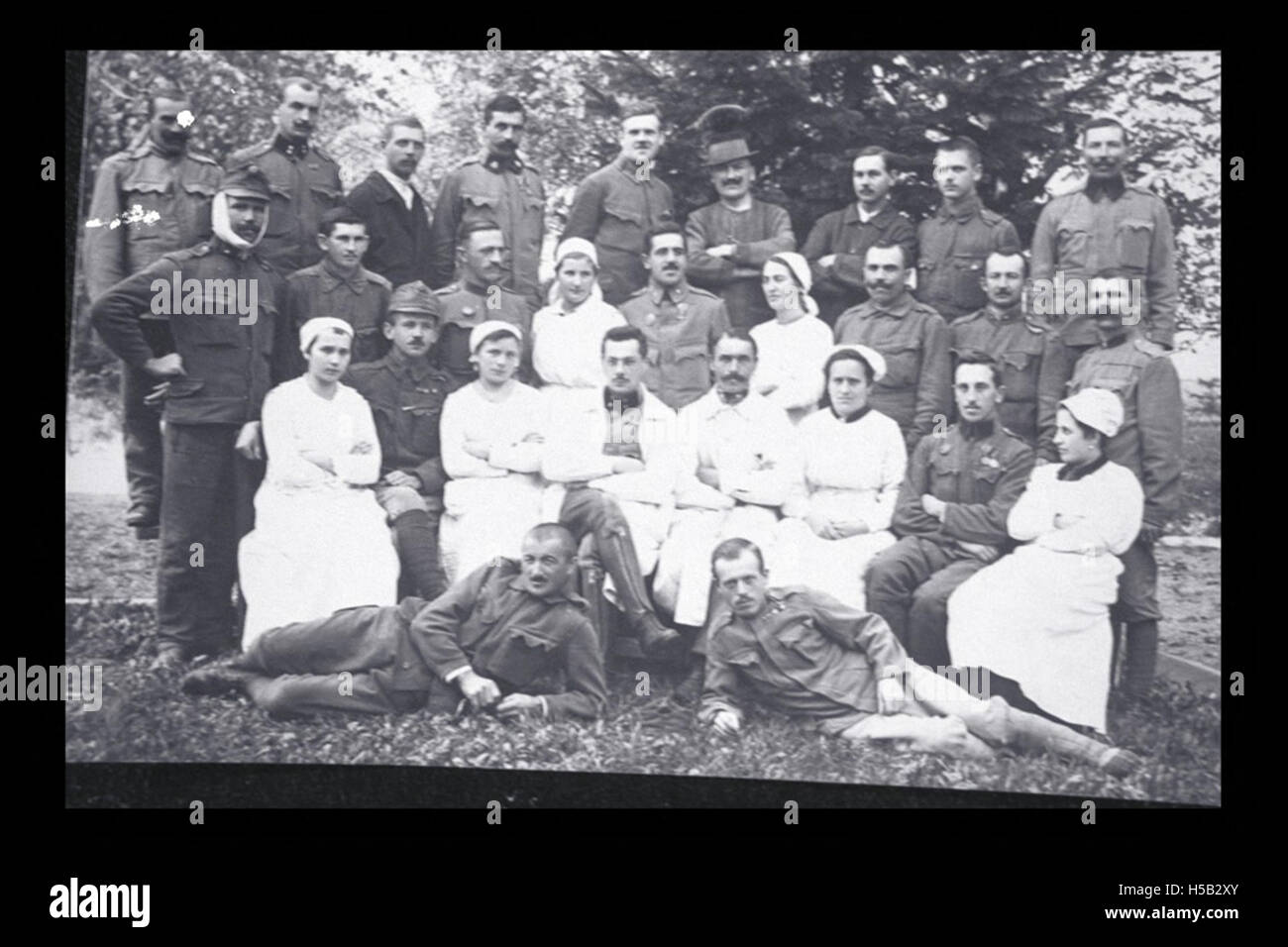 Questa fotografia mostra Rudolf Menzel con un gruppo di medici militari, infermieri e pazienti, compresi i soldati ebrei, durante la prima guerra mondiale. È associato al Leo Baeck Institute. Foto Stock