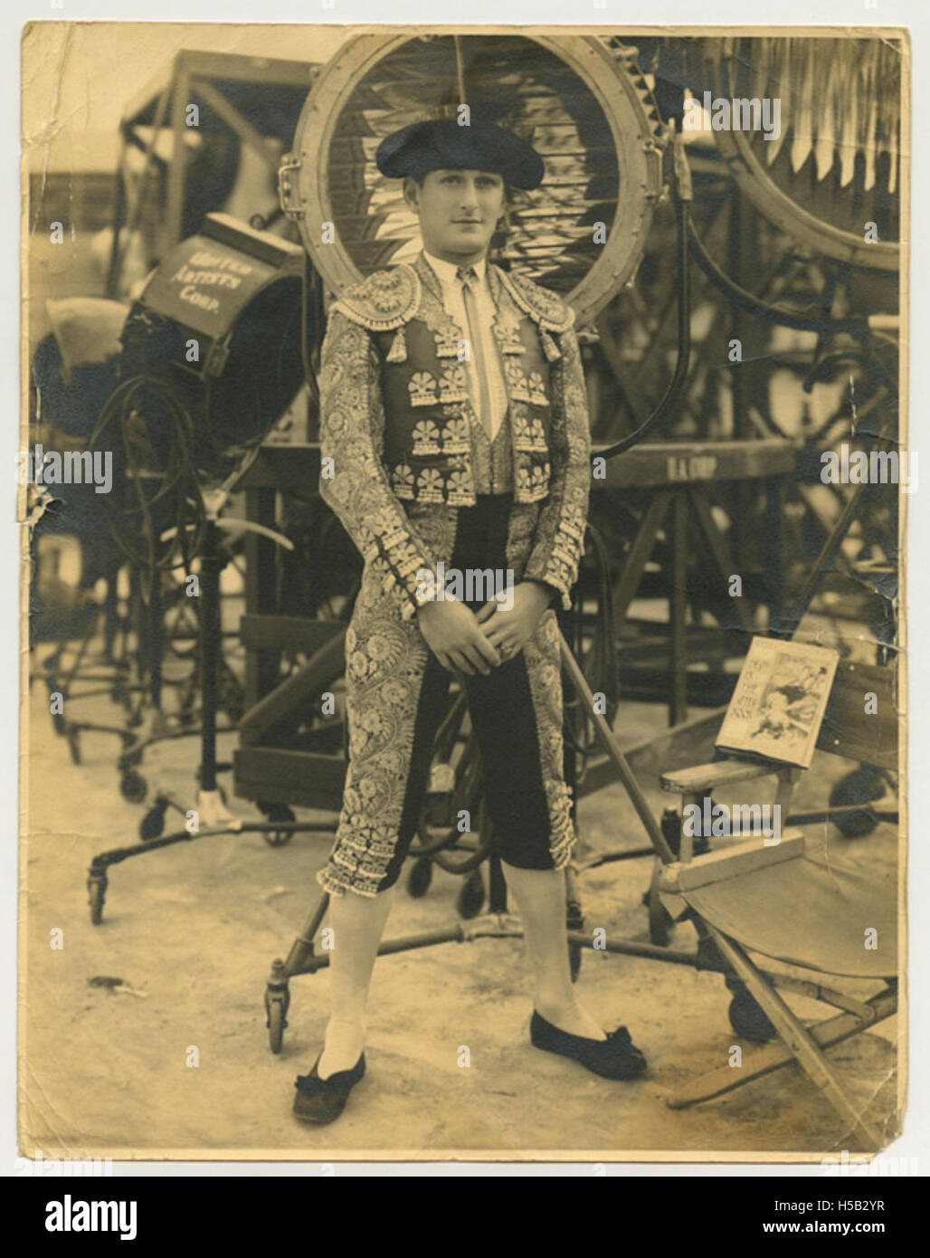 Sidney Franklin in piedi sul set di "il bambino dalla Spagna " Foto Stock