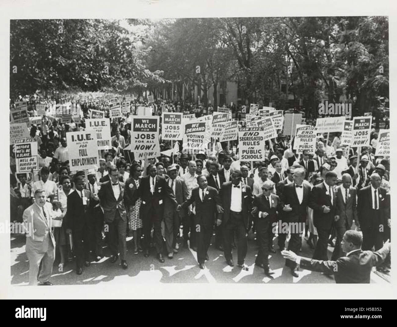 La marcia su Washington per il lavoro e la libertà ebbe luogo nel 1963, dove Martin Luther King Jr. Pronunciò il suo iconico discorso "i have a Dream". Anche Joachim Prinz, un leader ebreo, è raffigurato. Questo evento è stato un momento chiave nel movimento per i diritti civili, che ha chiesto l'uguaglianza razziale, la giustizia economica e la fine della discriminazione. La marcia ha attirato oltre 250.000 persone a Washington, D.C. Foto Stock
