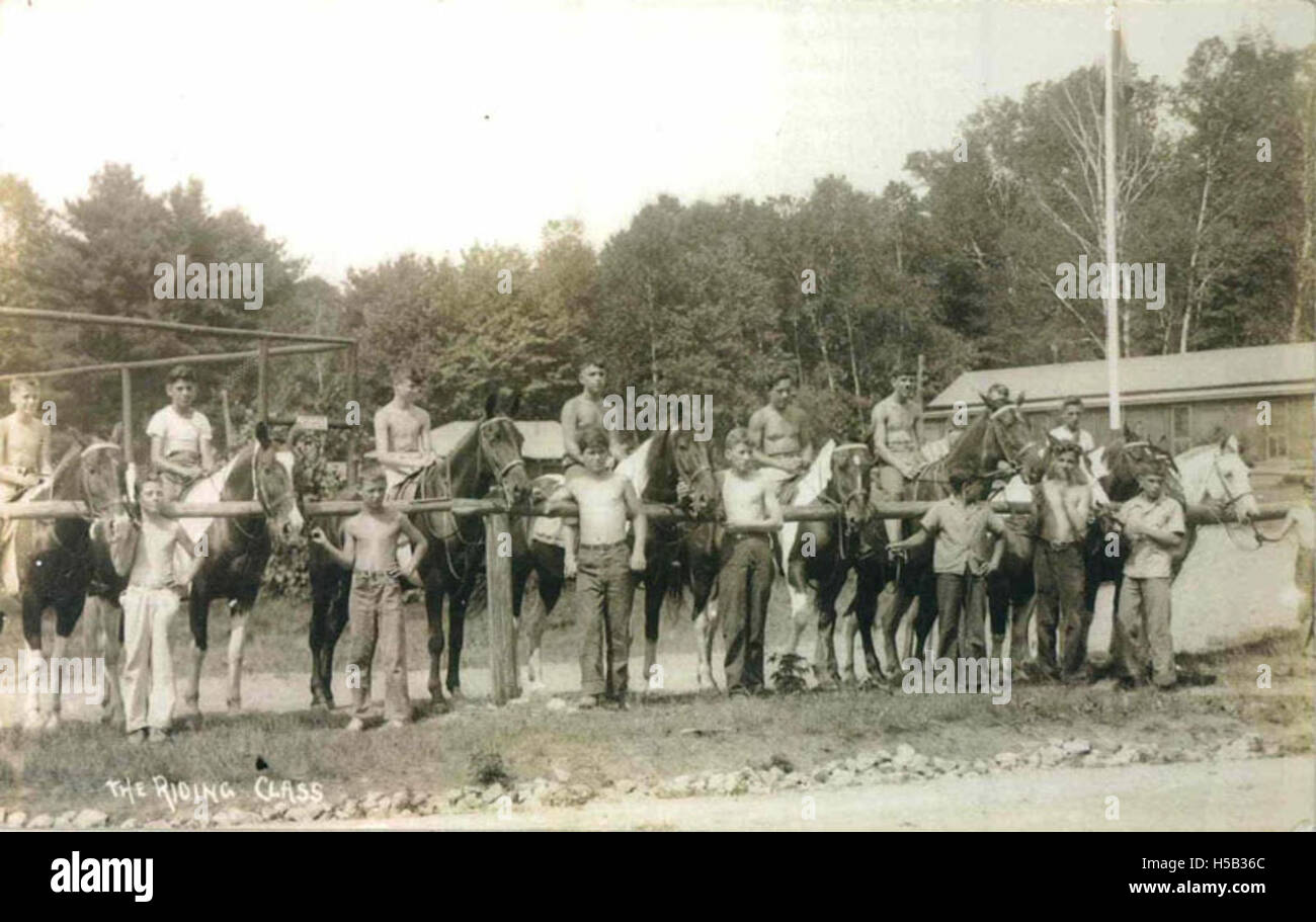 Un gruppo di persone che partecipano a una lezione di equitazione all'Hecht House Camp, un campo che offre attività all'aperto e sviluppo delle competenze per i giovani. Il campo si concentra sull'insegnamento dell'equitazione e sulla promozione dell'educazione all'aperto. Foto Stock Un gruppo di persone che partecipano a una lezione di equitazione all'Hecht House Camp, un campo che offre attività all'aperto e sviluppo delle competenze per i giovani. Il campo si concentra sull'insegnamento dell'equitazione e sulla promozione dell'educazione all'aperto. Foto Stock