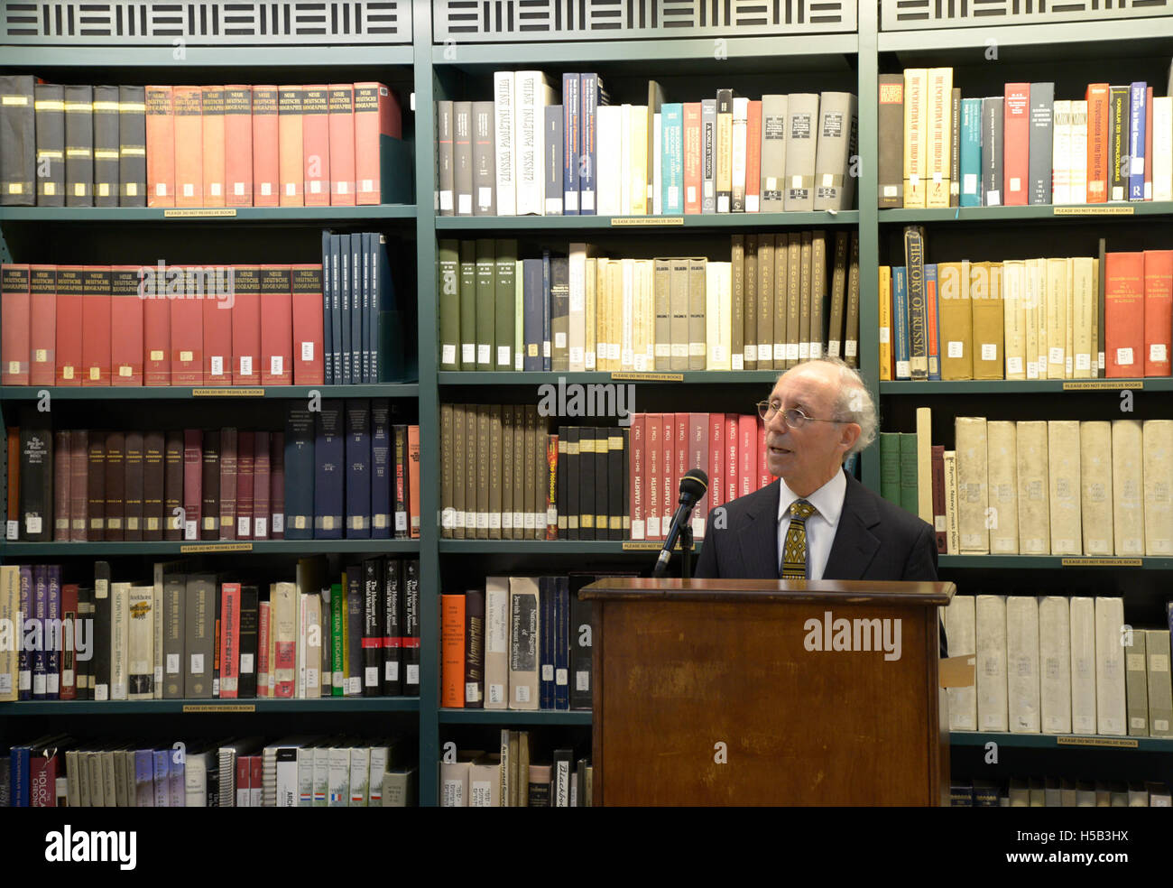 Questo titolo si riferisce a un archivio digitale, probabilmente contenente contenuti relativi a figure aziendali influenti, o "Titans of Industry", conservato digitalmente utilizzando vari strumenti. Foto Stock