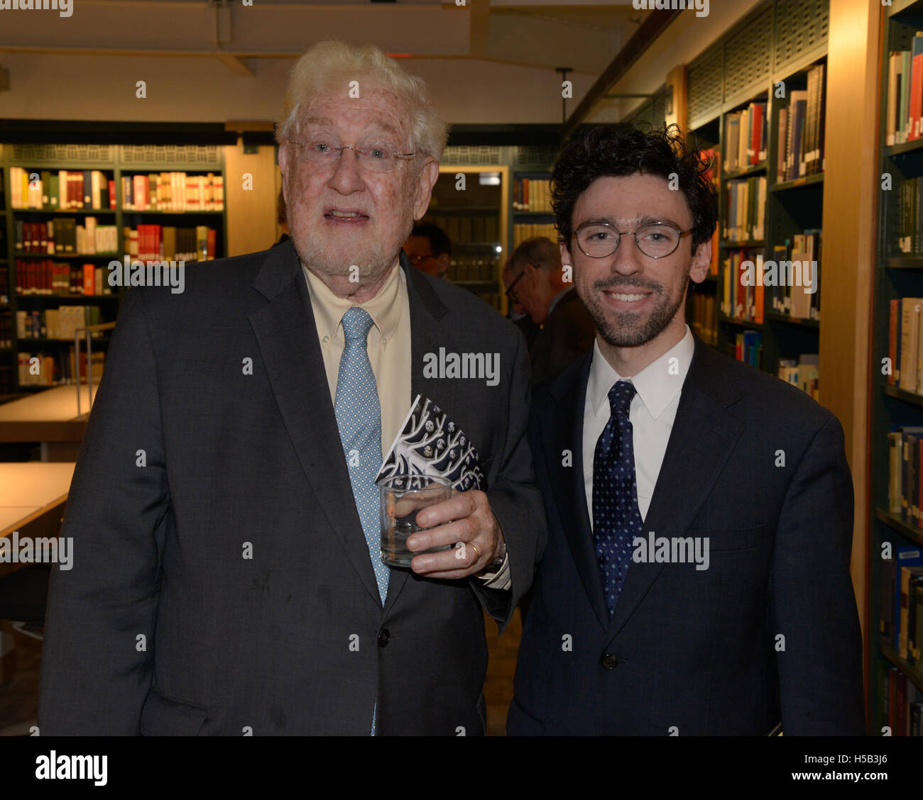 Questo titolo si riferisce a una collezione o a un lavoro relativo a figure influenti dell'industria, digitalizzato dal Gruss Lipper Digital Laboratory presso il Center for Jewish History. Foto Stock