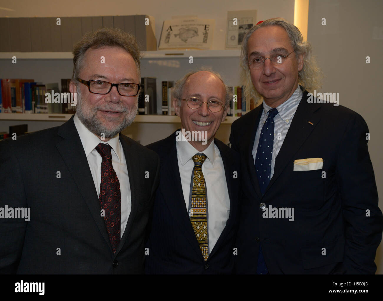 Questo riferimento riguarda probabilmente una raccolta digitalizzata, che mostra i "Titani dell'industria" attraverso un archivio digitale. Si riflette sulle figure influenti che hanno plasmato l'industria, catturate attraverso strumenti digitali come Canon 5D Mark II e Lightroom CC. Foto Stock