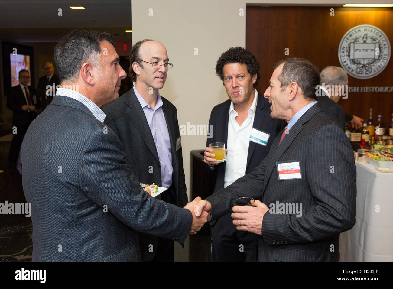 Una fotografia o un'opera d'arte raffigurante figure importanti dell'industria, spesso chiamate "titani dell'industria". Questi individui sono figure chiave nello sviluppo di industrie come la produzione, la finanza o la tecnologia alla fine del XIX secolo o all'inizio del XX secolo. Foto Stock