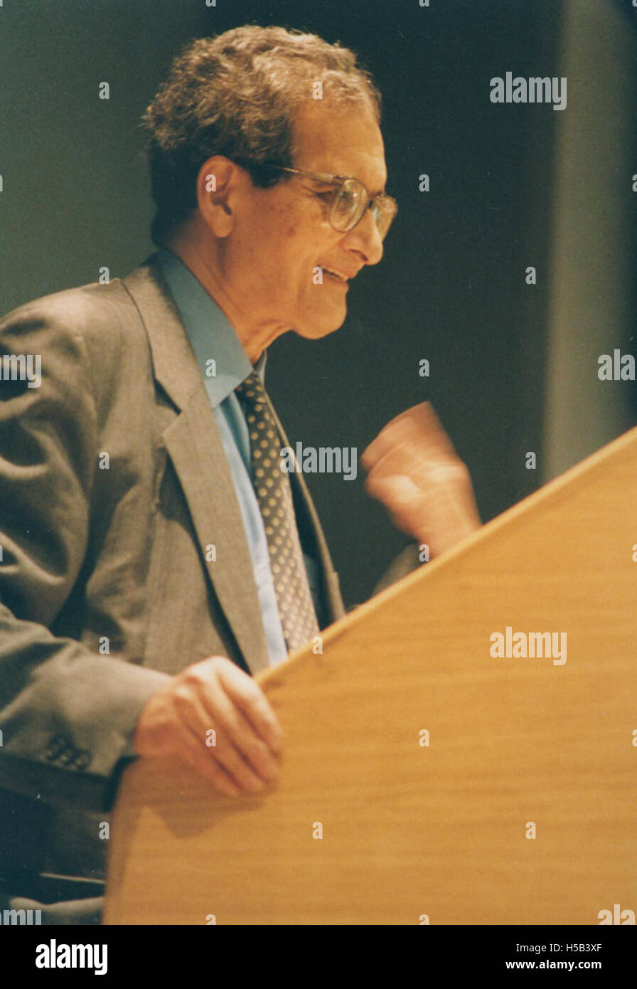 Amartya Sen, un rinomato economista e filosofo, è raffigurato qui intorno all'anno 2000. Noto per il suo lavoro sull'economia sociale e la giustizia sociale, Sen è una figura chiave nel pensiero economico moderno. Foto Stock