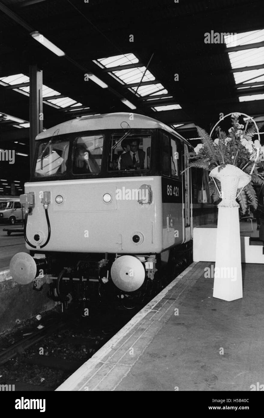 L'inaugurazione della British Rail Electric Locomotive presso la stazione di Euston ebbe luogo il 3 ottobre 1985. Si è trattato di un evento significativo che ha mostrato i progressi nella tecnologia dei treni elettrici nel Regno Unito. Foto Stock