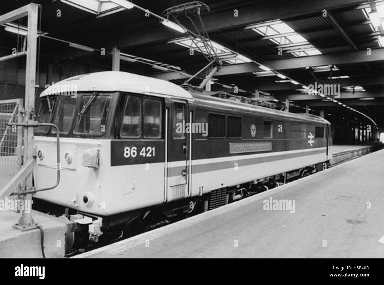 L'inaugurazione della British Rail Electric Locomotive alla stazione di Euston il 3 ottobre 1985 segnò un significativo progresso nella tecnologia del trasporto ferroviario. Questo evento ha evidenziato i progressi nello sviluppo dei treni elettrici. Foto Stock