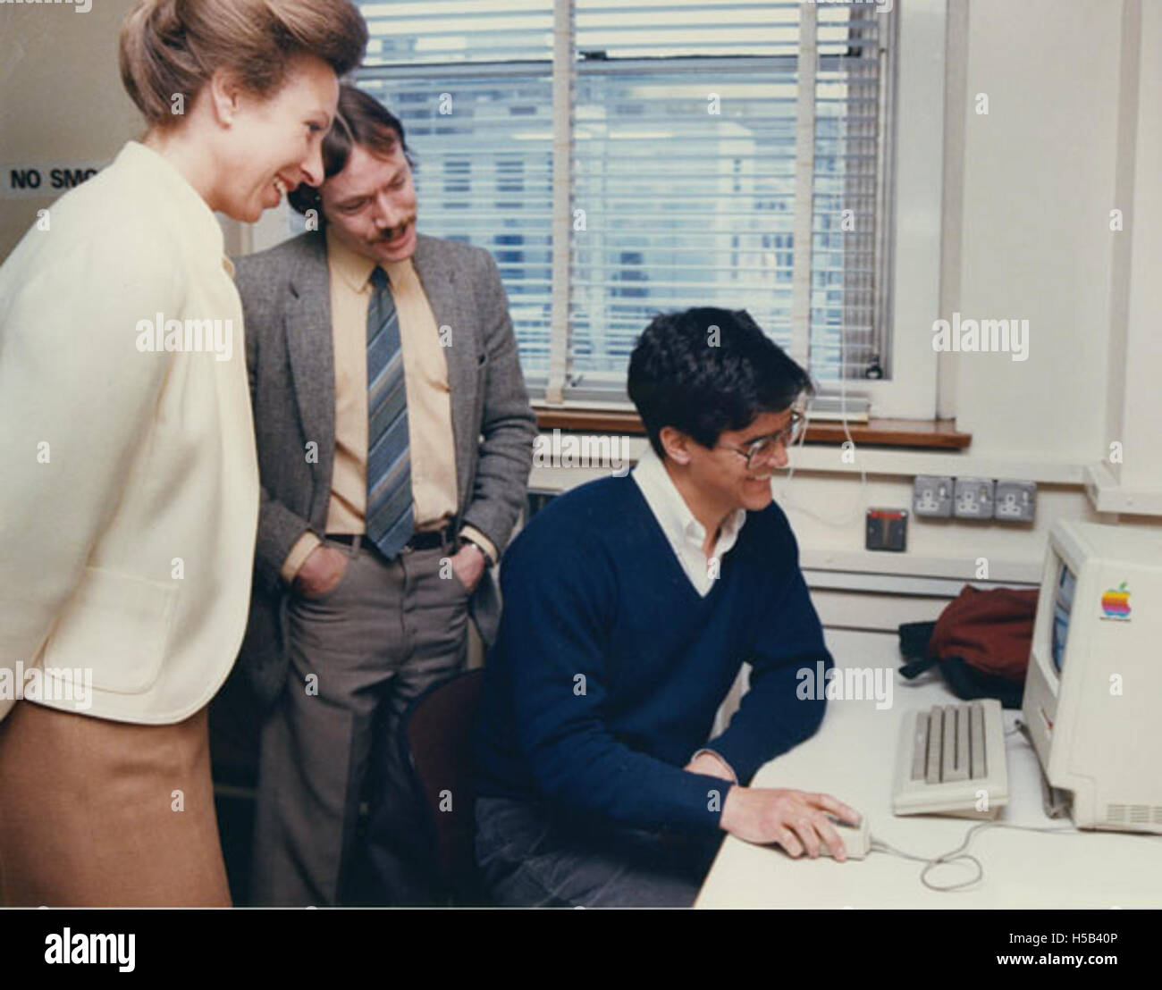 La principessa Anna, Cancelliera dell'Università di Londra, visitò una scuola l'8 maggio 1986. Questo evento segnò un momento significativo nel rapporto tra la famiglia reale e le istituzioni educative britanniche. Foto Stock