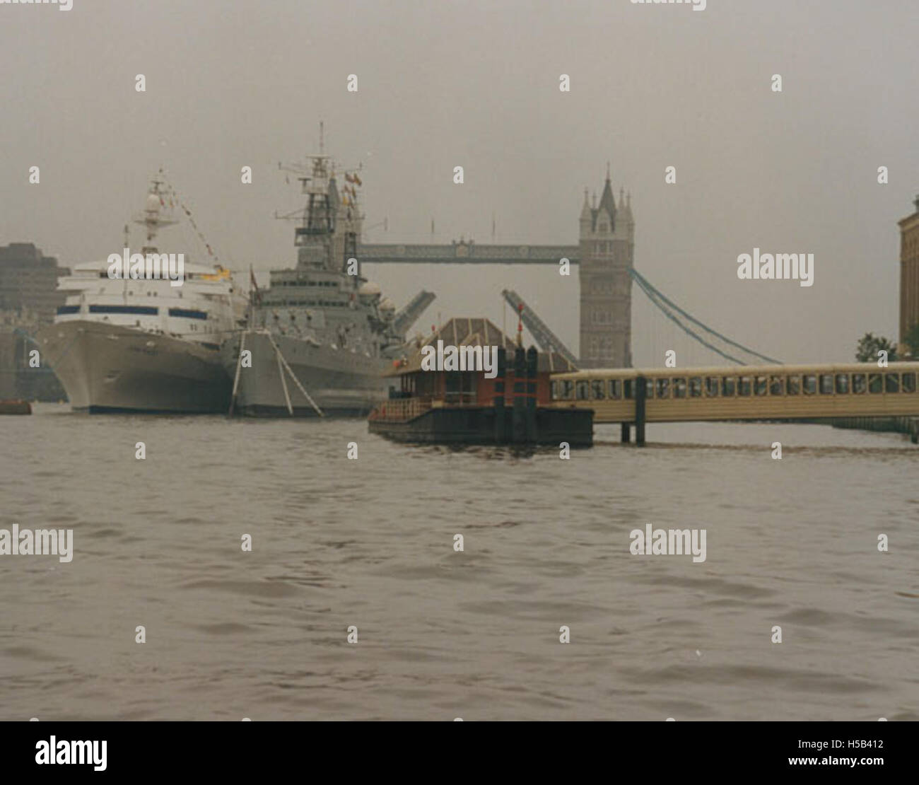 Una fotografia che cattura la principessa Anna durante la sua visita all'Università di Londra come cancelliere l'8 maggio 1986. L'immagine commemora un impegno reale con la comunità accademica. Foto Stock