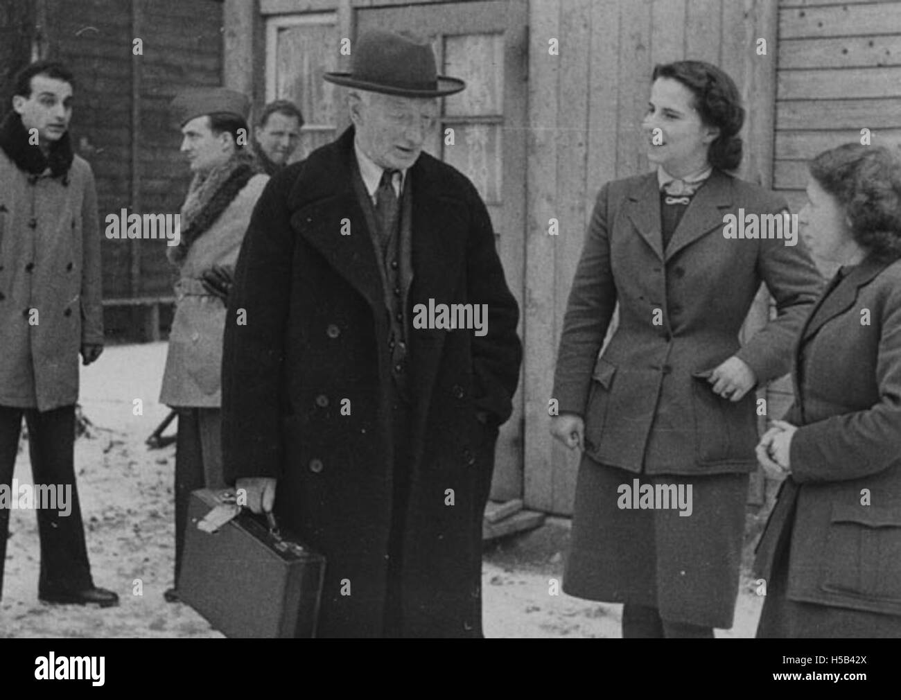 Questa immagine mostra William Beveridge che parla con i lavoratori della Croce Rossa svizzera nel 1947. Beveridge era un economista britannico noto per il suo lavoro nel benessere sociale, e la Croce Rossa svizzera giocò un ruolo chiave negli sforzi umanitari post-bellici. Foto Stock