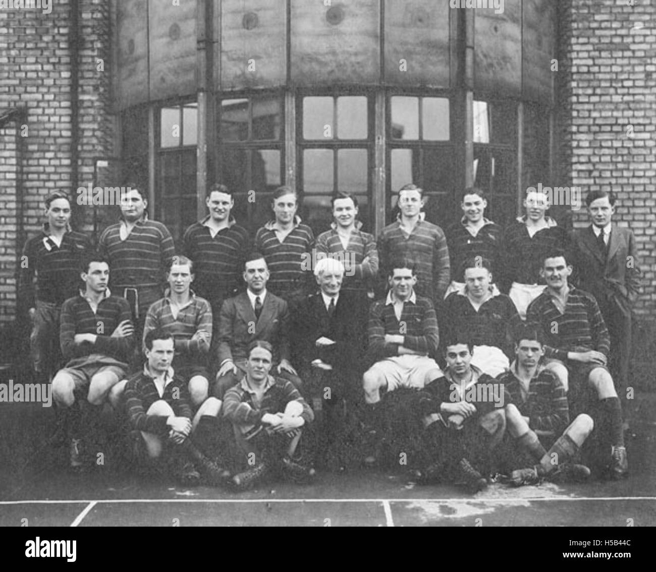 La stagione 1936-1937 del LSE Rugby Club viene catturata in questa foto storica, che mostra i giocatori che facevano parte di questo club universitario durante quel periodo. Mette in evidenza la tradizione dello sport alla London School of Economics. Foto Stock