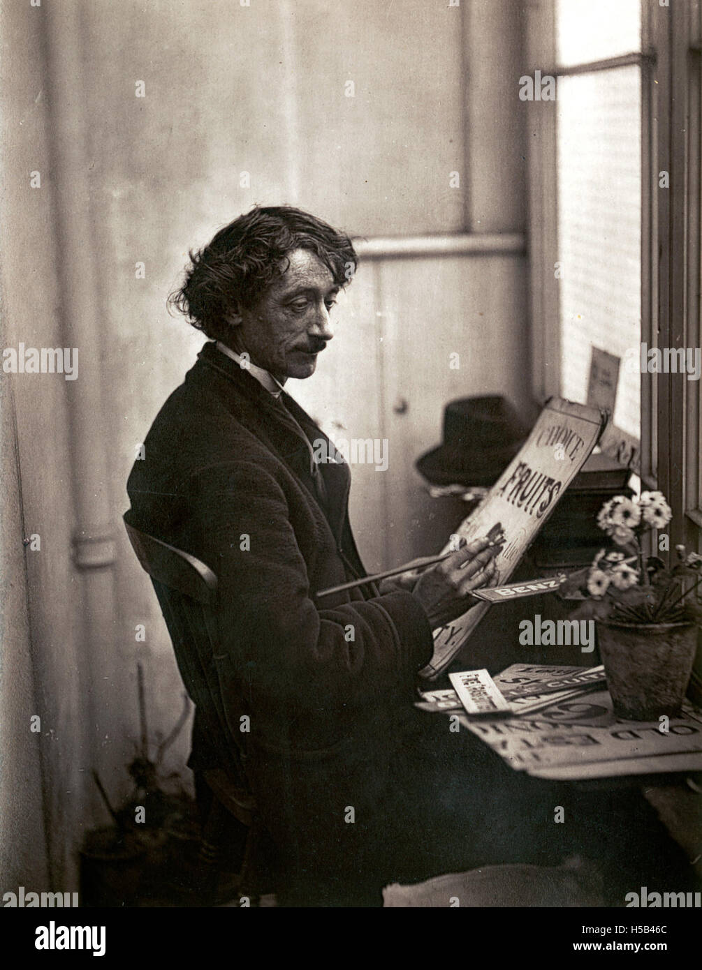 Questa immagine raffigura un commerciante di carte al lavoro, probabilmente in un ambiente che coinvolge giochi, giochi d'azzardo o eventi sociali in cui sono coinvolti biglietti e giochi di carte. Foto Stock