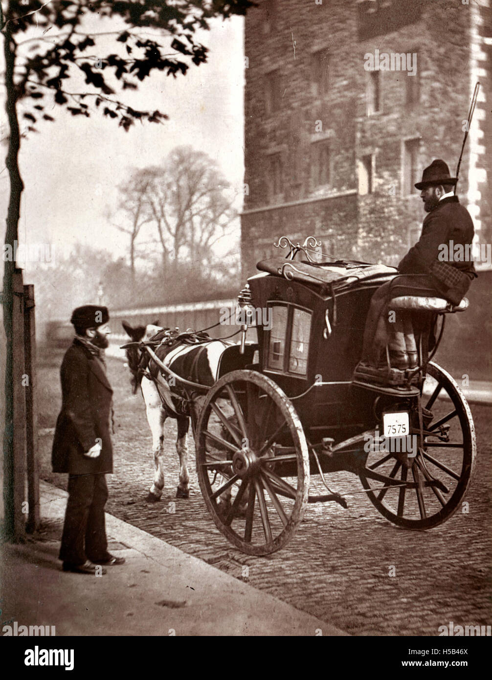 Un'immagine storica dei cabinisti di Londra, che mostrano le iconiche carrozze trainate da cavalli e i loro operatori nelle strade di Londra. La foto cattura un momento di storia dei trasporti in città. Foto Stock