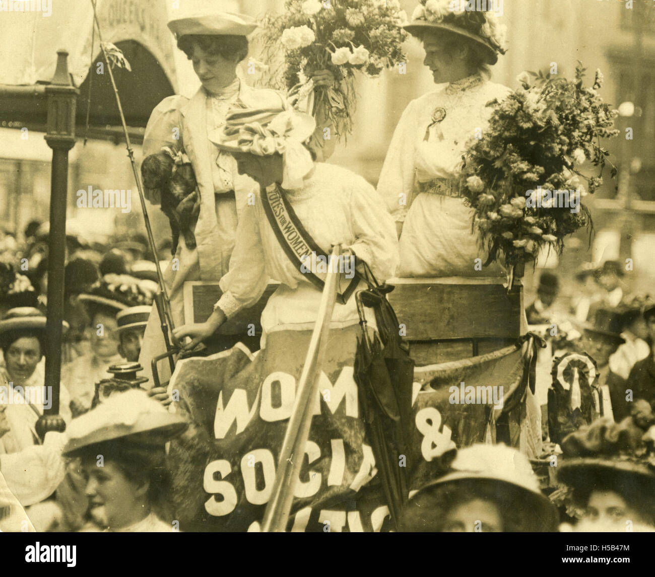 Edith New e Mary Leigh arrivano alla Queen's Hall nel 1908, forse partecipando ad un evento o ad una performance. La Queen's Hall era un importante luogo per le attività culturali durante quell'epoca. Foto Stock