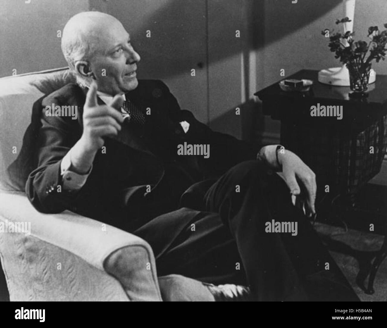 Lord Hugh Dalton, un politico britannico, nel 1962. Dalton ha ricoperto ruoli significativi nel governo britannico, tra cui il Ministro degli affari economici e il Cancelliere dello Scacchiere. Foto Stock