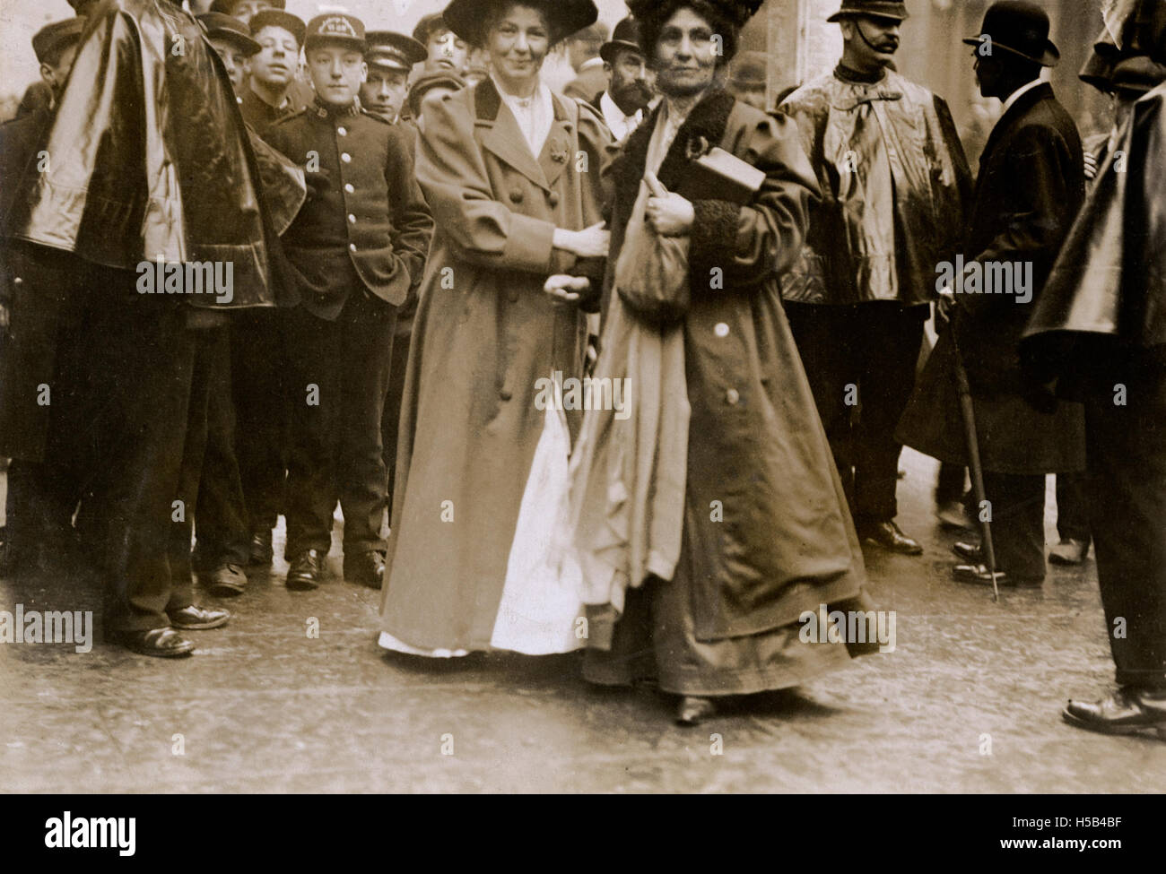 Una fotografia di Christabel e Emmeline Pankhurst, due figure chiave nel movimento per il suffragio femminile all'inizio del XX secolo. Foto Stock