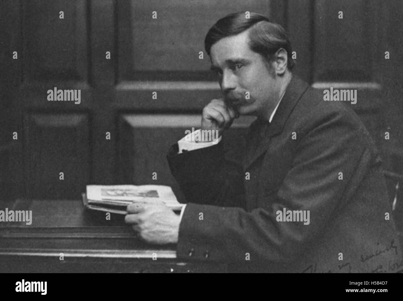 Un ritratto di H.G. Wells, il famoso scrittore inglese, probabilmente scattato intorno al 1890. Wells è noto per le sue opere di fantascienza e commento sociale, tra cui "la macchina del tempo" e "la guerra dei mondi". Foto Stock