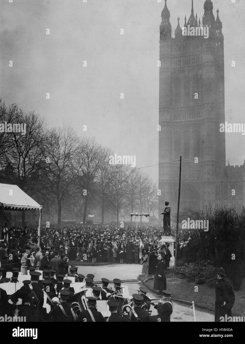 L'inaugurazione della statua di Emmeline Pankhurst nel 1930, in onore del leader britannico delle suffragette che ha combattuto per il diritto di voto delle donne. La statua commemora il suo ruolo significativo nel movimento del suffragio. Foto Stock