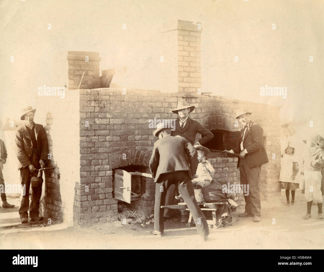 Il campo di Johannesburg, intorno al 1901, è probabilmente un riferimento a un campo storico di Johannesburg, in Sudafrica. Questo periodo segna il periodo durante la seconda guerra anglo-boera (1899-1902). Johannesburg era un punto focale per le operazioni e i campi militari, ospitando soldati, rifugiati e prigionieri. Questo campo avrebbe fatto parte dei più ampi sforzi bellici durante l'inizio del XX secolo. Foto Stock