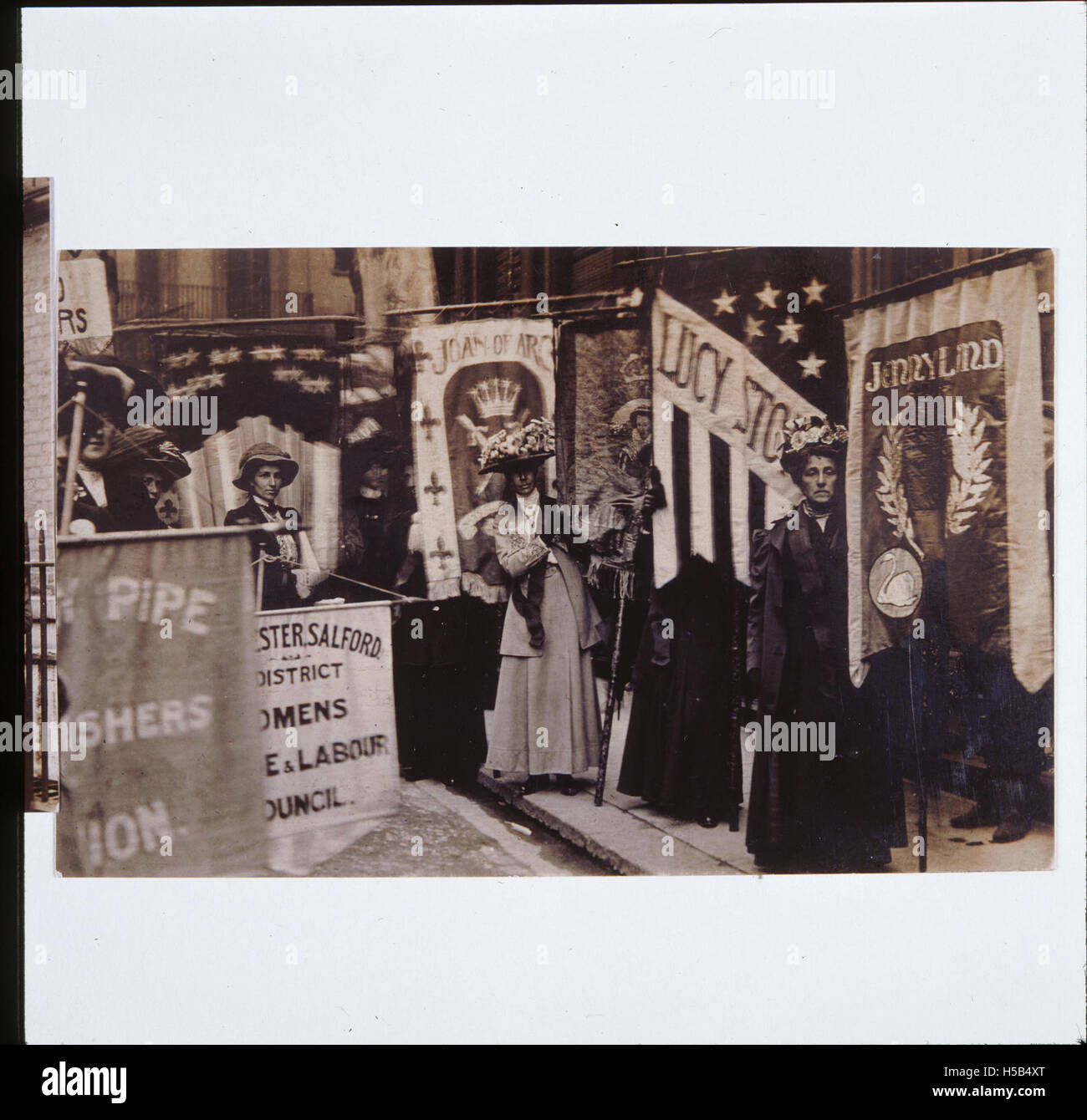 Il Mary Lowndes album presenta una collezione di opere della rinomata artista e designer britannica Mary Lowndes. Le sue opere sono caratterizzate da disegni intricati, spesso incentrati su temi sociali e politici. Questo album include esempi dei suoi disegni in vetro colorato, così come i suoi contributi al movimento artistico e artigianale. Foto Stock