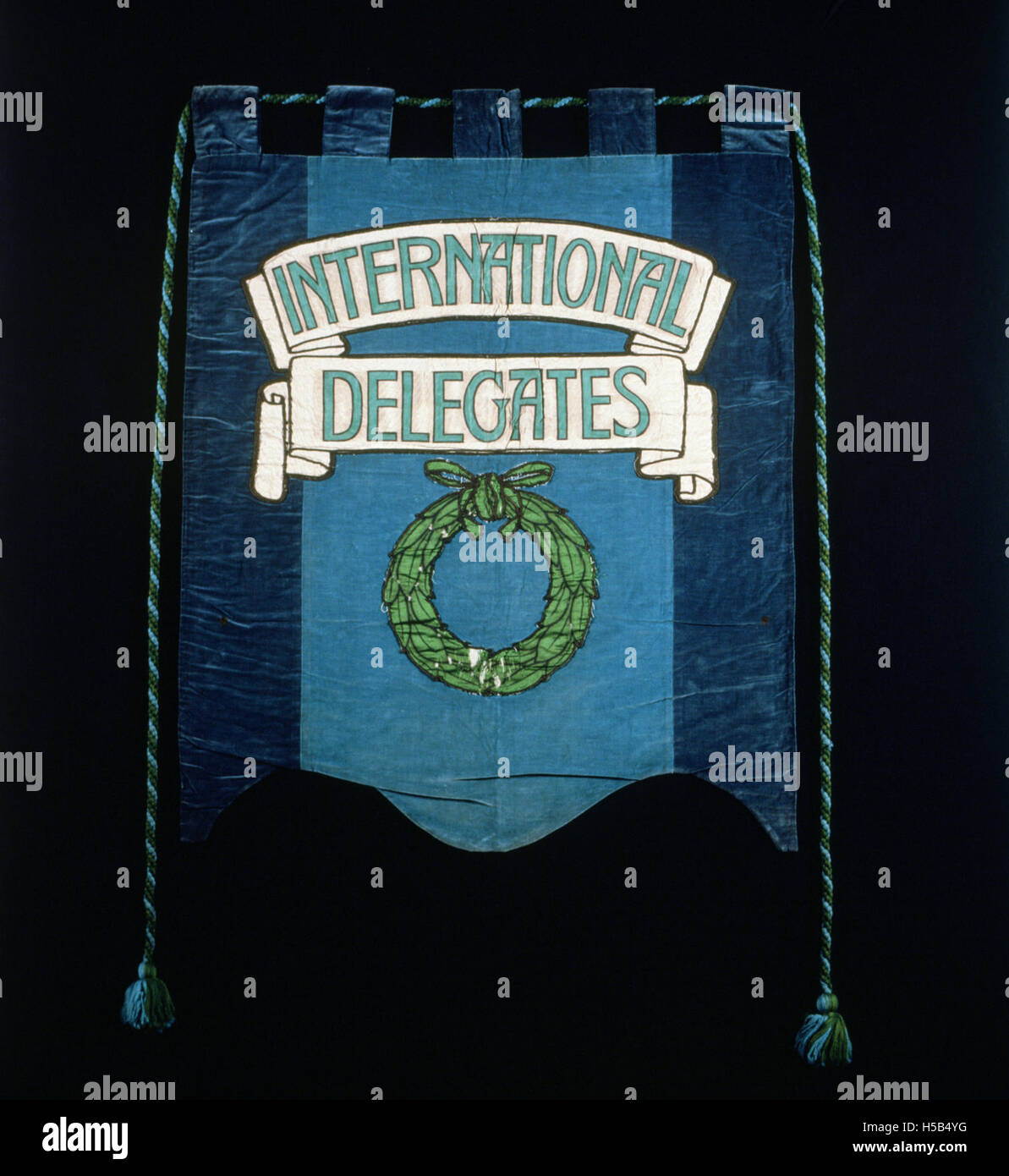 Uno striscione di suffragio, probabilmente proveniente da un movimento per i diritti delle donne o per il suffragio, rappresenta la lotta per il diritto di voto delle donne. Questo riferimento storico è importante nel contesto della riforma sociale. Foto Stock