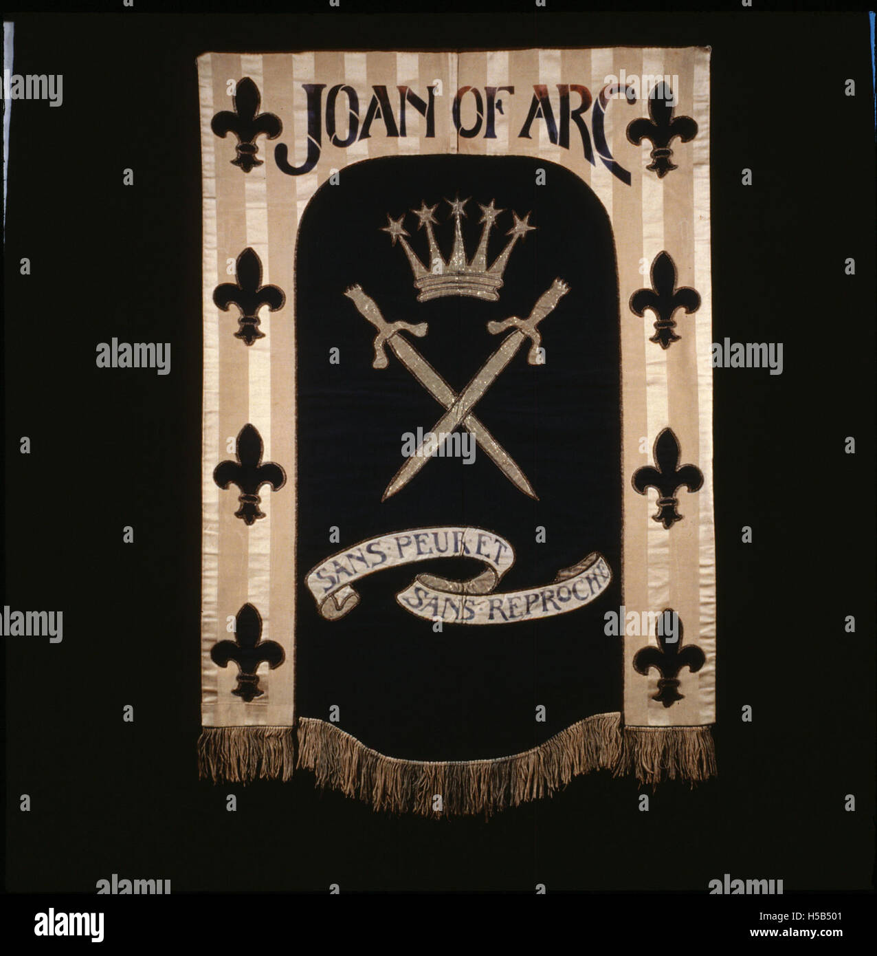 Uno striscione a suffragio esposto durante il movimento per il suffragio femminile, che rappresenta la lotta per il diritto di voto delle donne. Lo striscione riflette l'attivismo e il sostegno delle donne e degli alleati per la parità di genere nella rappresentanza politica. Foto Stock