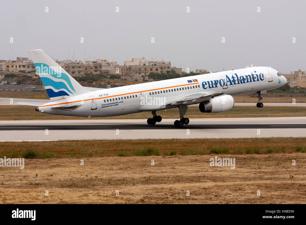 Euro Atlantic Airways Boeing 757-2G5 [CS-TLX] decolla da pista 14. Foto Stock