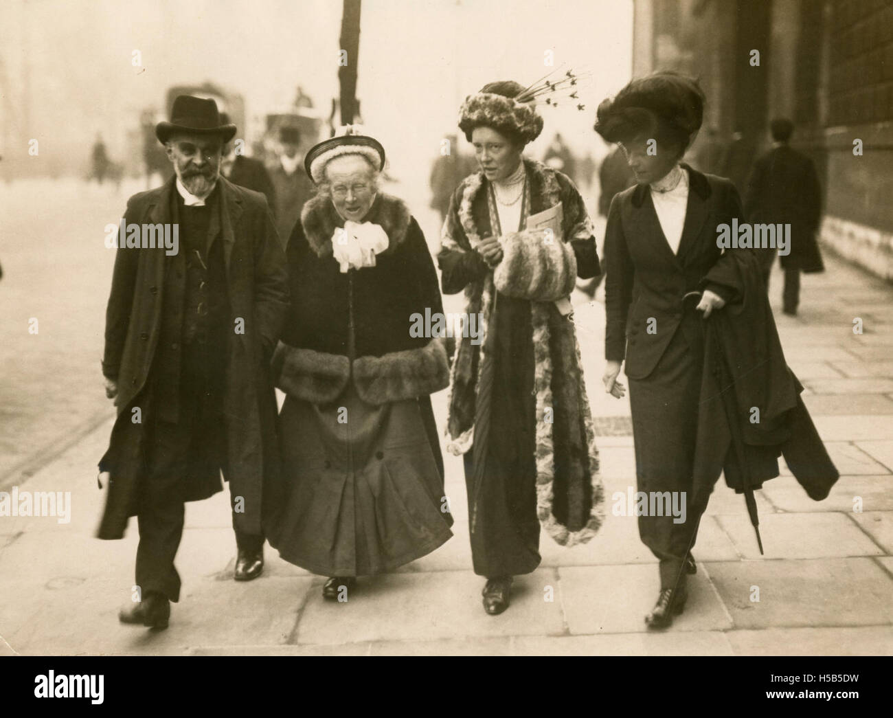 Elizabeth e Louisa Garrett Anderson, Alfred Caldecott e un altro, c.1910. Foto Stock