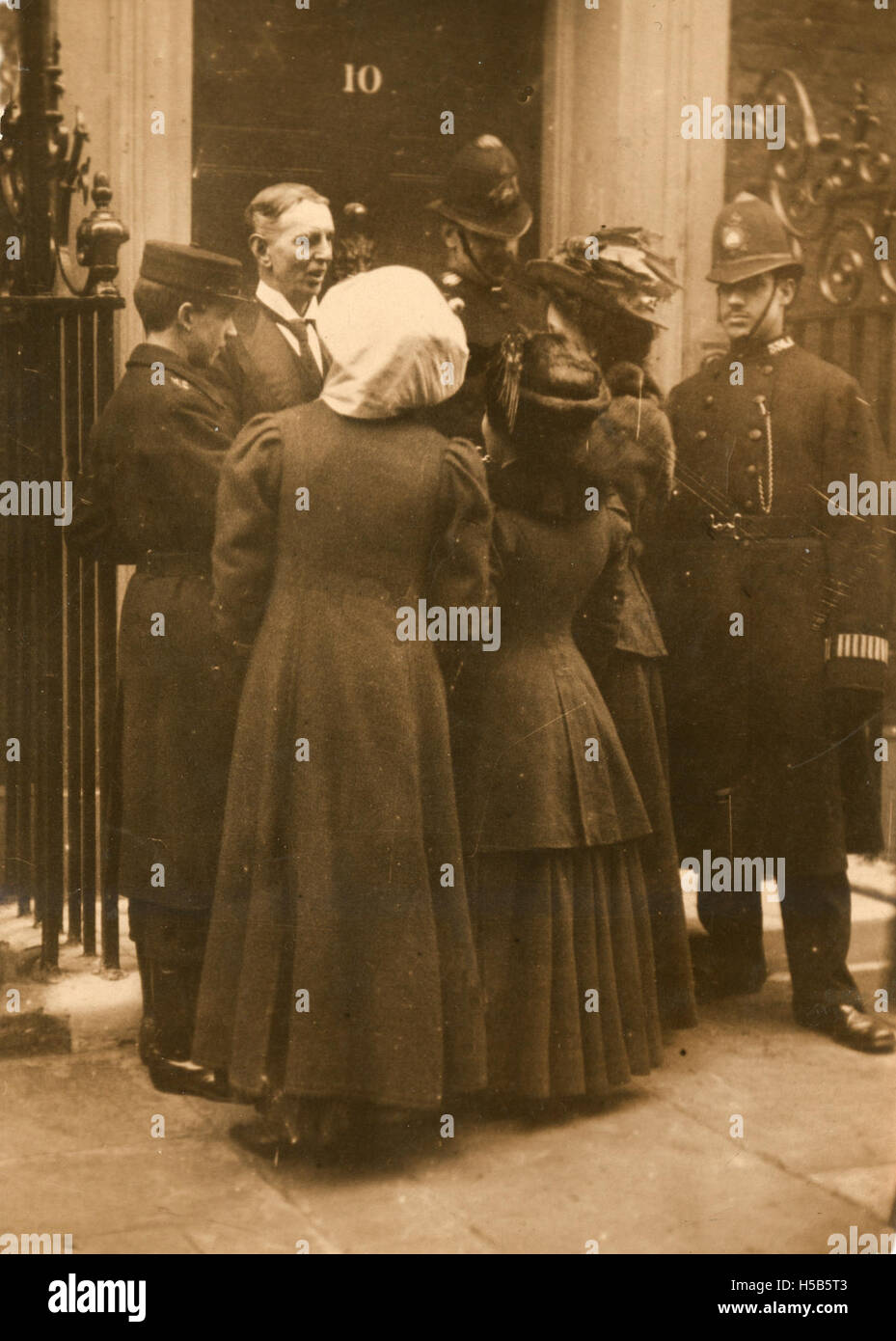 Una fotografia o un'immagine artistica che cattura "lettere umane", un concetto in cui le persone venivano disposte per formare lettere o parole. Questo movimento artistico si è verificato all'inizio del XX secolo ed era una forma di performance artistica sociale. Foto Stock