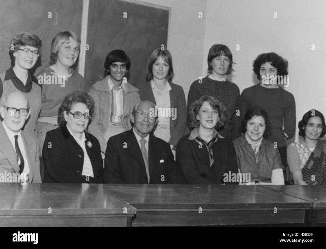 Questo documento fa riferimento al Comitato per l'indagine sulla popolazione del 1977, che probabilmente si è concentrato sullo studio delle tendenze demografiche, dei dati demografici o delle questioni sociali in una specifica regione o paese. Le conclusioni del comitato sarebbero state fondamentali per comprendere i cambiamenti sociali in quel momento. Foto Stock