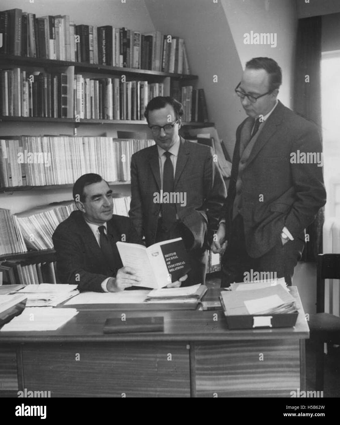 Il dipartimento relazioni industriali nel 1968 era un'entità governativa focalizzata sulle relazioni di lavoro, i diritti dei lavoratori e la regolamentazione del settore. Questo dipartimento ha svolto un ruolo significativo nello sviluppo delle leggi sul lavoro e delle politiche occupazionali durante questo periodo. Foto Stock