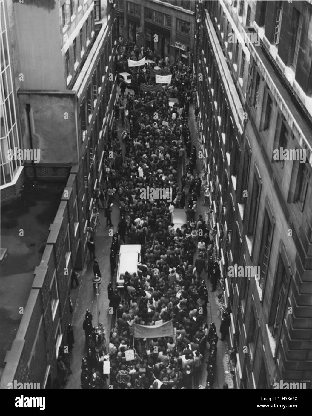 Una fotografia storica che documenta una protesta contro la politica del governo in materia di tasse studentesche all'estero, tenutasi il 27 novembre 1979, evidenziando l'attivismo degli studenti e l'impegno politico. Foto Stock