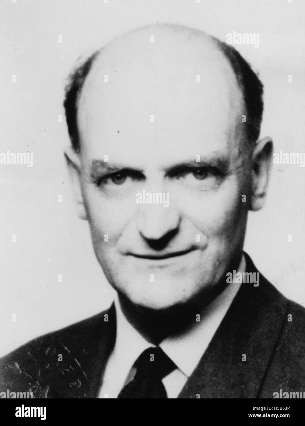 Il professor A.W.H. Phillips, un eminente economista noto per i suoi contributi alla teoria economica, in particolare la curva di Phillips, che illustra il rapporto tra disoccupazione e inflazione. Il suo lavoro influenzò notevolmente la politica macroeconomica a metà del XX secolo. Foto Stock