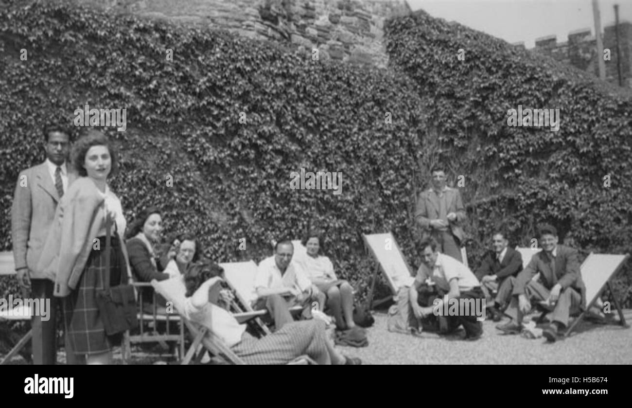 Un gruppo di studenti di ricerca si è riunito per il fine settimana della Research Students Association nel maggio 1948. L'evento ha evidenziato discussioni accademiche e networking tra studiosi emergenti in vari campi. Foto Stock Un gruppo di studenti di ricerca si è riunito per il fine settimana della Research Students Association nel maggio 1948. L'evento ha evidenziato discussioni accademiche e networking tra studiosi emergenti in vari campi. Foto Stock