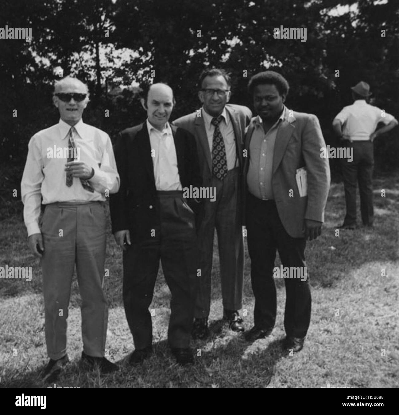 Questa immagine mostra i facchini al lavoro negli anni '1970 I portatori, comunemente coinvolti nel trasporto di merci nelle stazioni ferroviarie, negli alberghi e negli aeroporti, furono una parte cruciale della logistica e del servizio nel XX secolo, in particolare nei settori dell'ospitalità e dei trasporti. Foto Stock