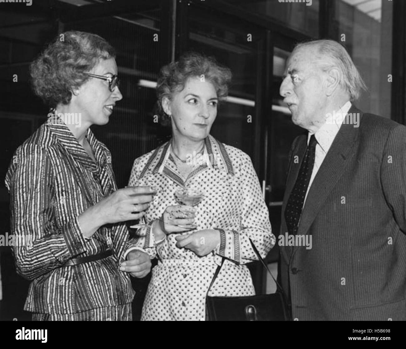 Il 27 luglio 1978, la London School of Economics ha ufficialmente nominato il suo nuovo edificio il Lionel Robbins Building, onorando l'economista Lionel Robbins per i suoi significativi contributi al campo. La cerimonia ha segnato un momento cruciale nella storia dell'istituzione, riflettendo il suo impegno per l'eccellenza accademica. Foto Stock