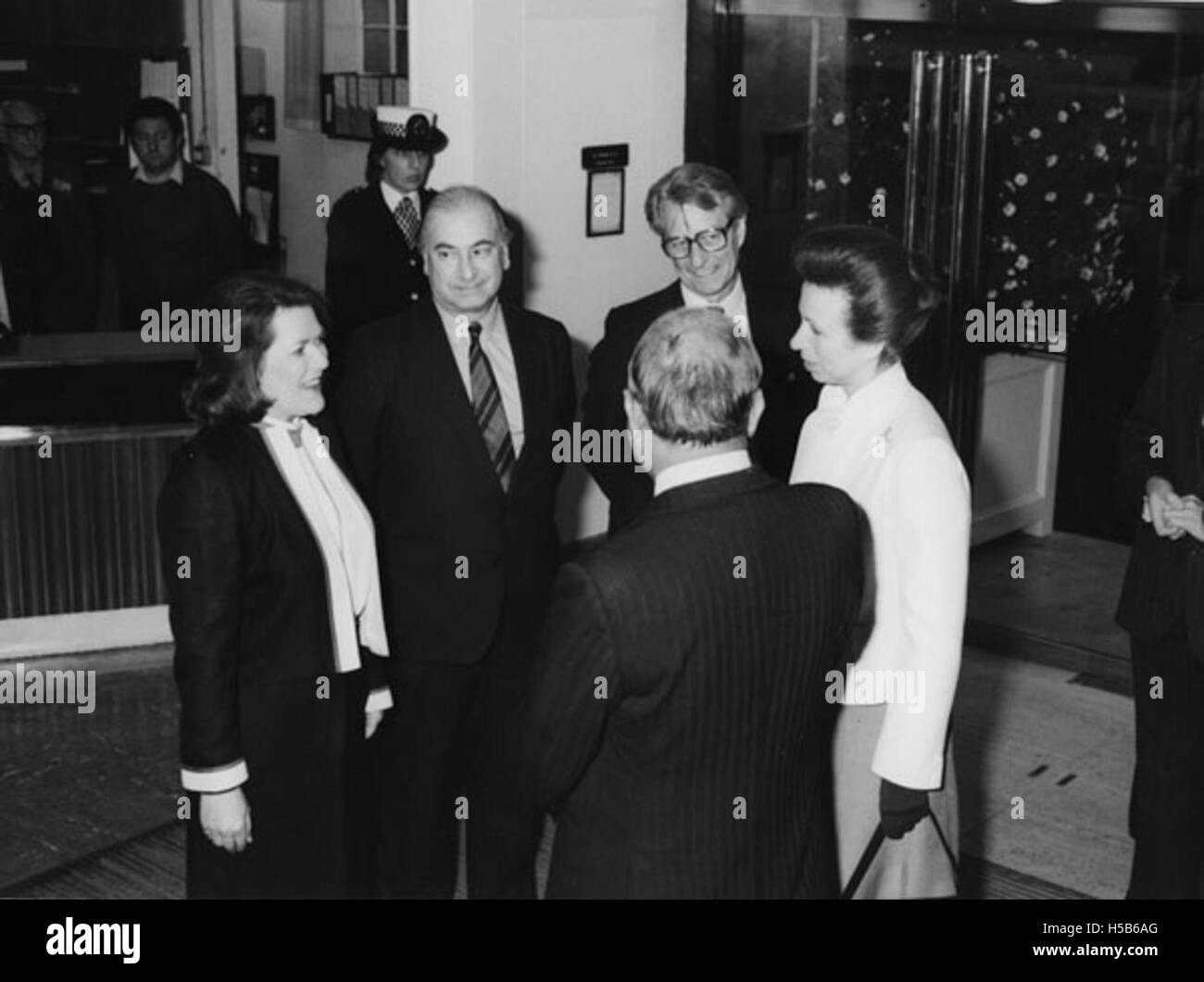 Questa fotografia cattura la visita della principessa Anna, Cancelliera dell'Università di Londra, all'istituzione l'8 maggio 1986. L'evento probabilmente ha segnato un'occasione ufficiale per l'università. Foto Stock