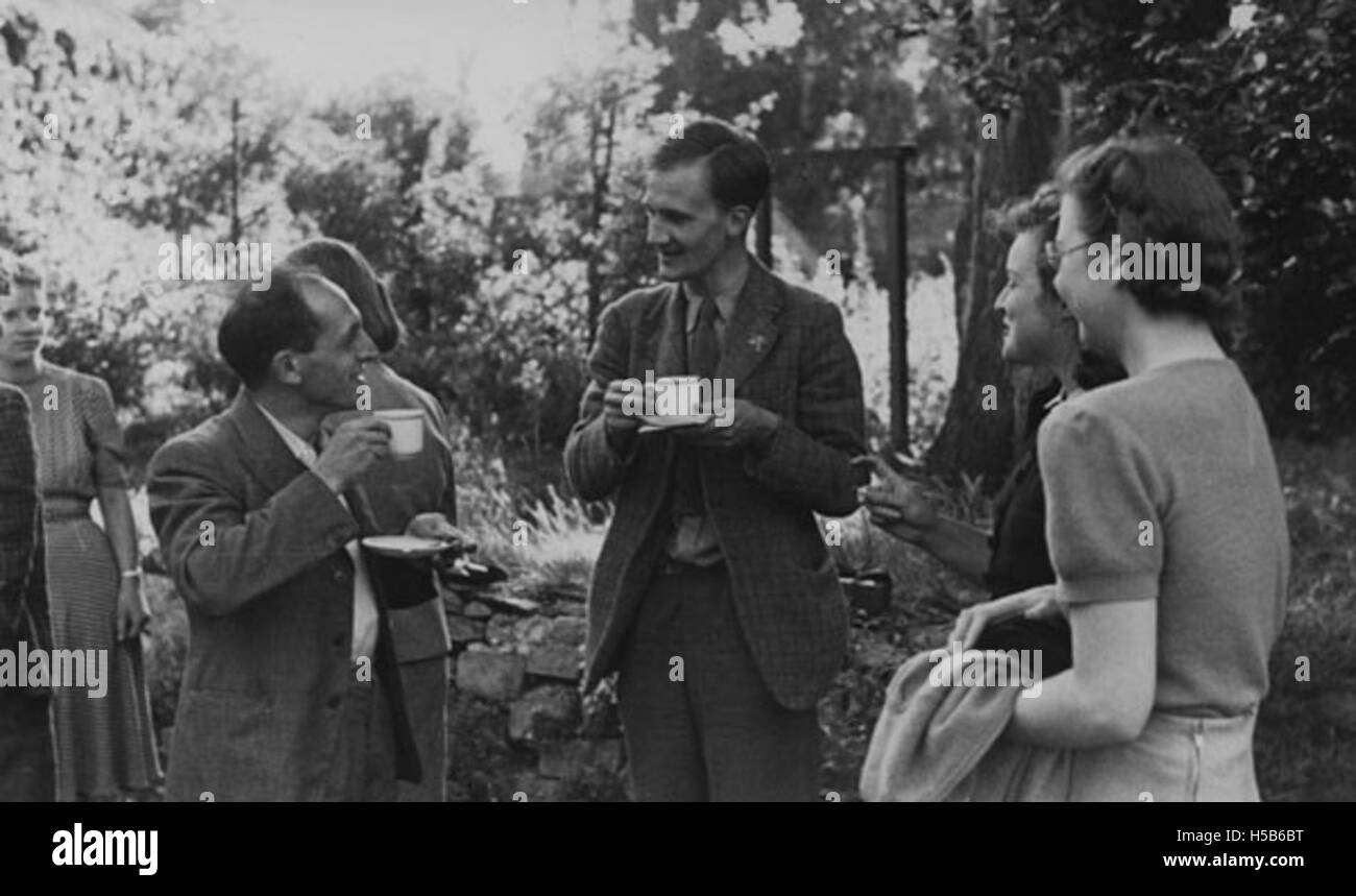 Gli studenti della LSE (London School of Economics) fotografarono al Grove Lodge di Cambridge, Inghilterra, nel giugno 1940, probabilmente durante una pausa dai loro studi o per un evento speciale. Foto Stock