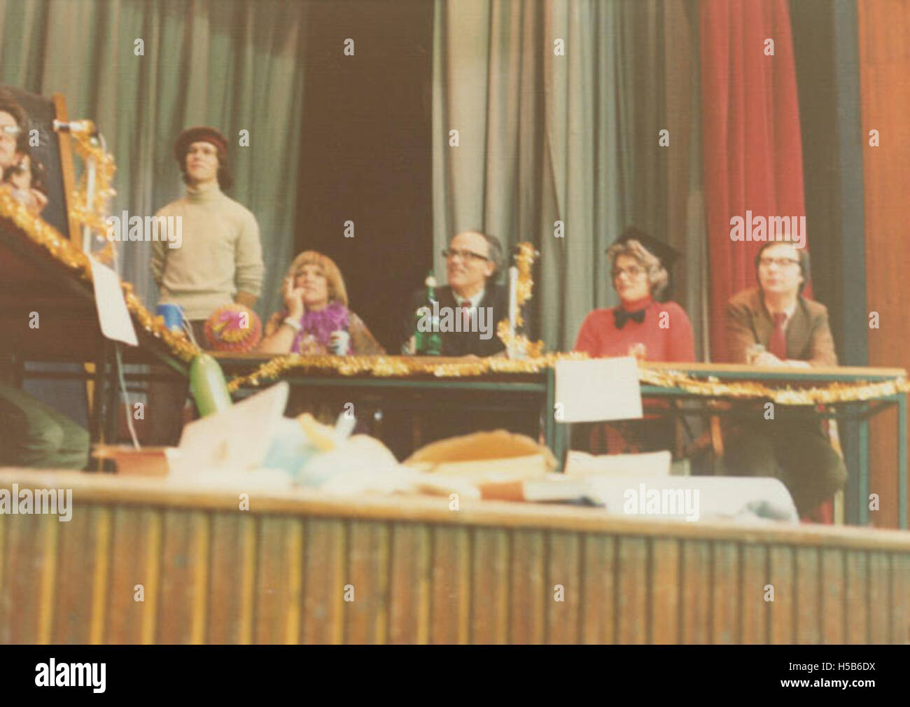 Rag Week 1975, un evento spesso associato alla raccolta fondi e alle attività sociali degli studenti universitari. Questo evento prevedeva probabilmente varie attività, tra cui iniziative di beneficenza e partecipazione degli studenti a cause sociali. Foto Stock