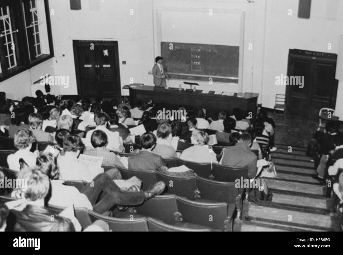 Questa immagine cattura una conferenza che si svolge nel New Theatre, intorno al 1981. Il New Theatre, probabilmente situato in una città importante, ha ospitato vari eventi accademici e culturali durante la sua storia. Foto Stock