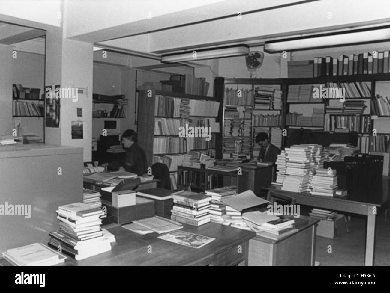 Questa fotografia cattura gli ultimi giorni della Vecchia Biblioteca nel Vecchio edificio, probabilmente scattata nel 1978, riflettendo un momento significativo prima della sua chiusura o ristrutturazione. L'immagine mostra l'architettura, gli interni e la collezione della biblioteca nel suo stato originale. Foto Stock