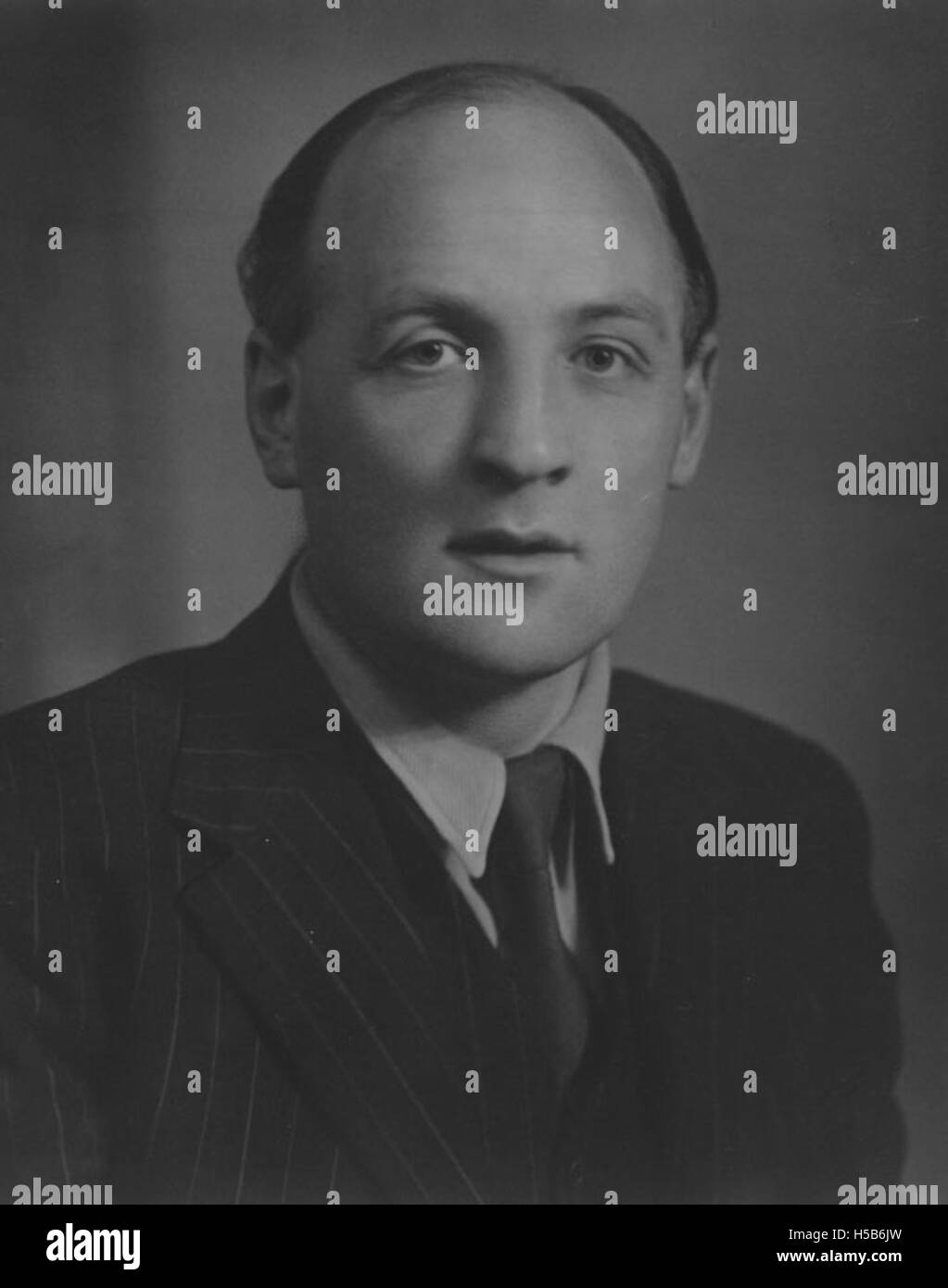 Un ritratto di Evan F. Durbin, una figura chiave nella politica britannica durante gli anni '1930, noto per i suoi contributi alla politica economica e al servizio pubblico. Foto Stock