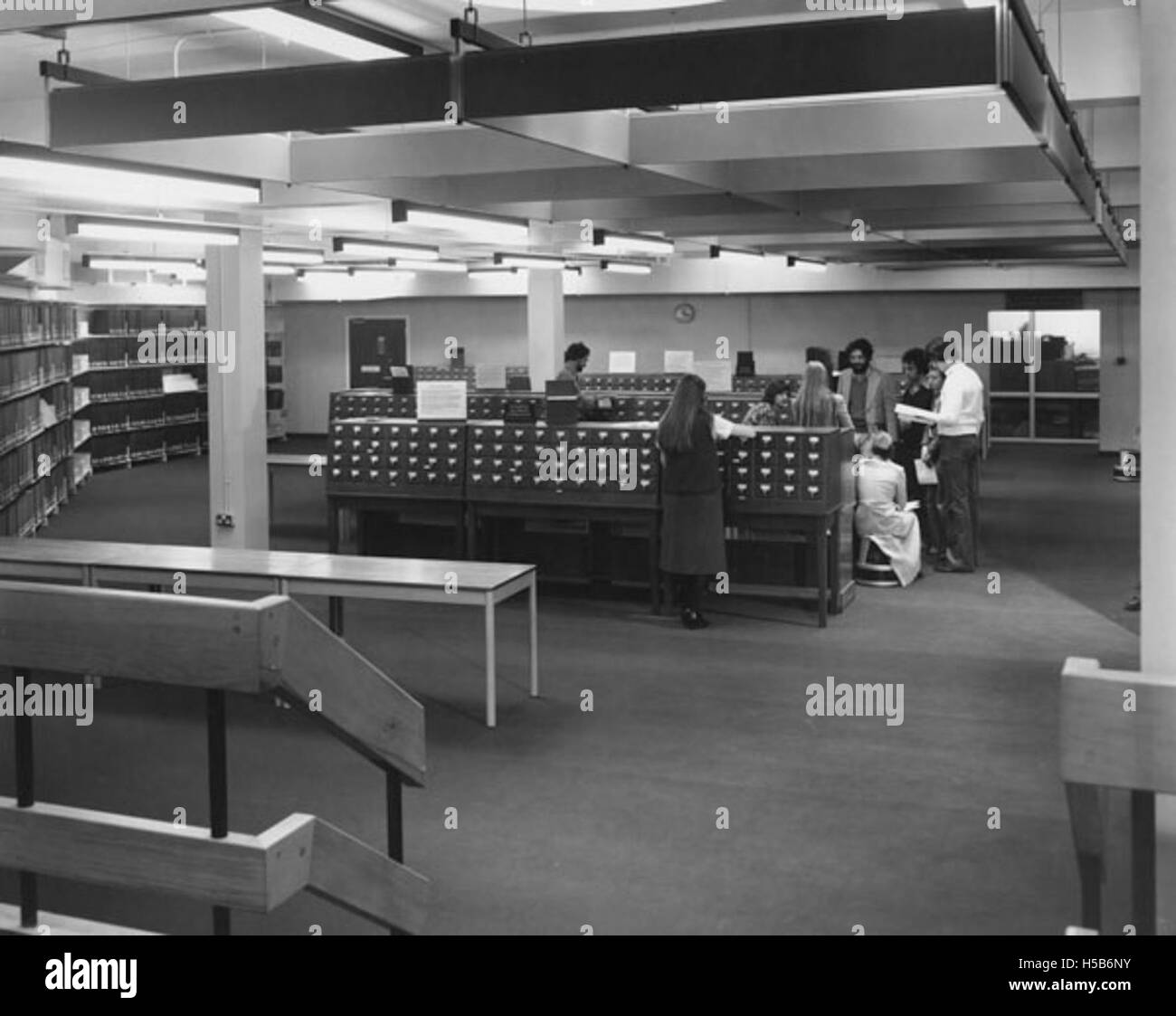 Il catalogo delle carte biblioteche del 1978 rappresenta un metodo tradizionale per organizzare le risorse bibliotecarie prima dell'uso diffuso dei sistemi di catalogazione digitale. Era fondamentale per la gestione degli inventari delle librerie e per l'accesso ai materiali. Foto Stock