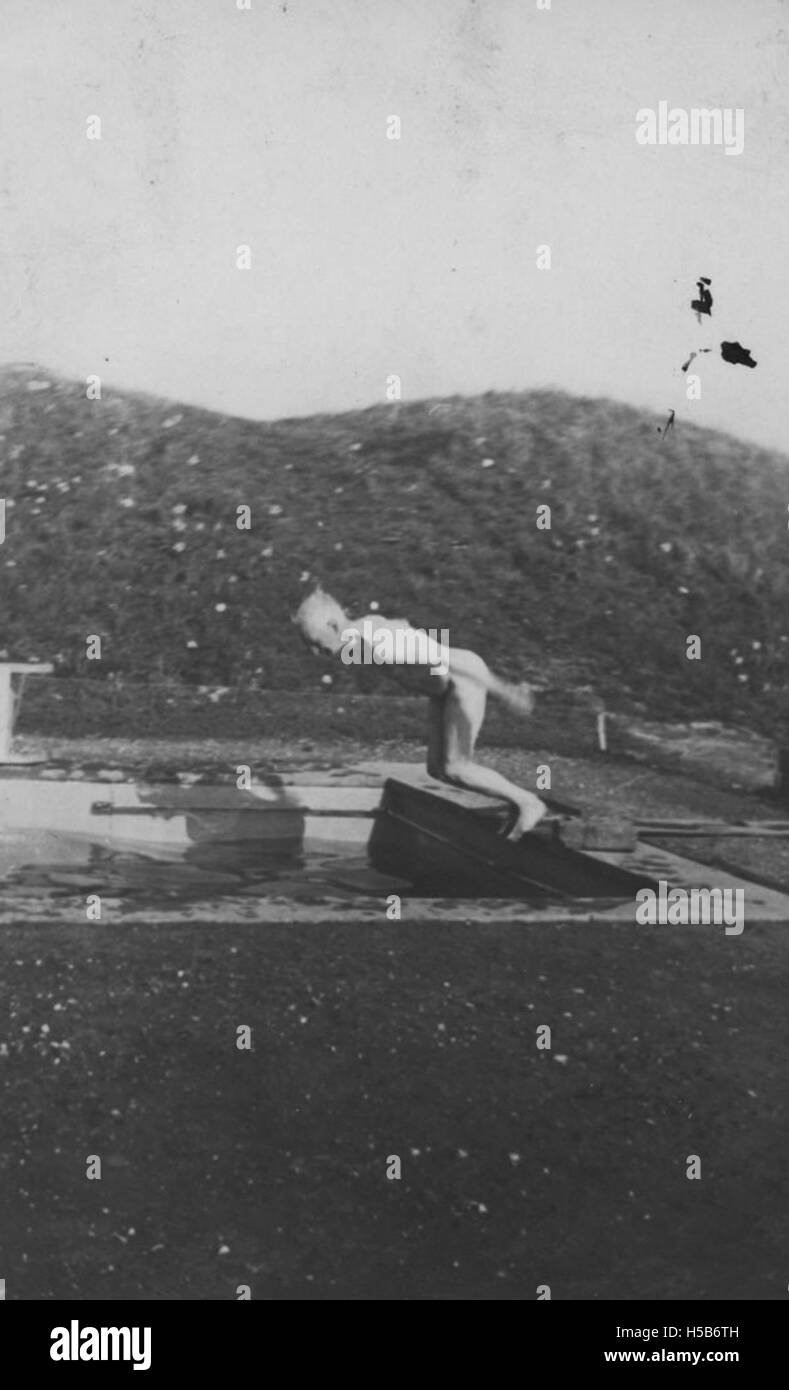 William Beveridge, noto per i suoi contributi al benessere sociale nel Regno Unito, è mostrato immergersi in questa fotografia degli anni '1930. Il suo coinvolgimento nella riforma della politica sociale durante il XX secolo è rinomato, anche se questa immagine si concentra su un momento personale nelle sue attività ricreative durante quel periodo. Foto Stock