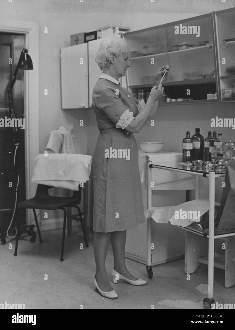 Suor Charlotte Alexander, una figura religiosa, è raffigurata nel 1970. Questa immagine probabilmente raffigura il suo ruolo o contributo all'interno di una comunità religiosa durante quel periodo di tempo. Foto Stock