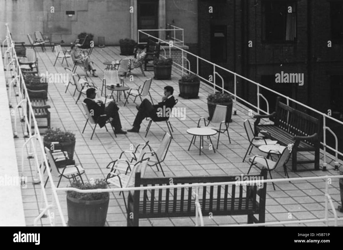 Il Bowley Roof Garden, fotografato negli anni '1950, era uno spazio popolare per il tempo libero e le riunioni sociali. Riflette la cultura urbana della metà del XX secolo e le attività ricreative all'aperto negli ambienti della città. Foto Stock
