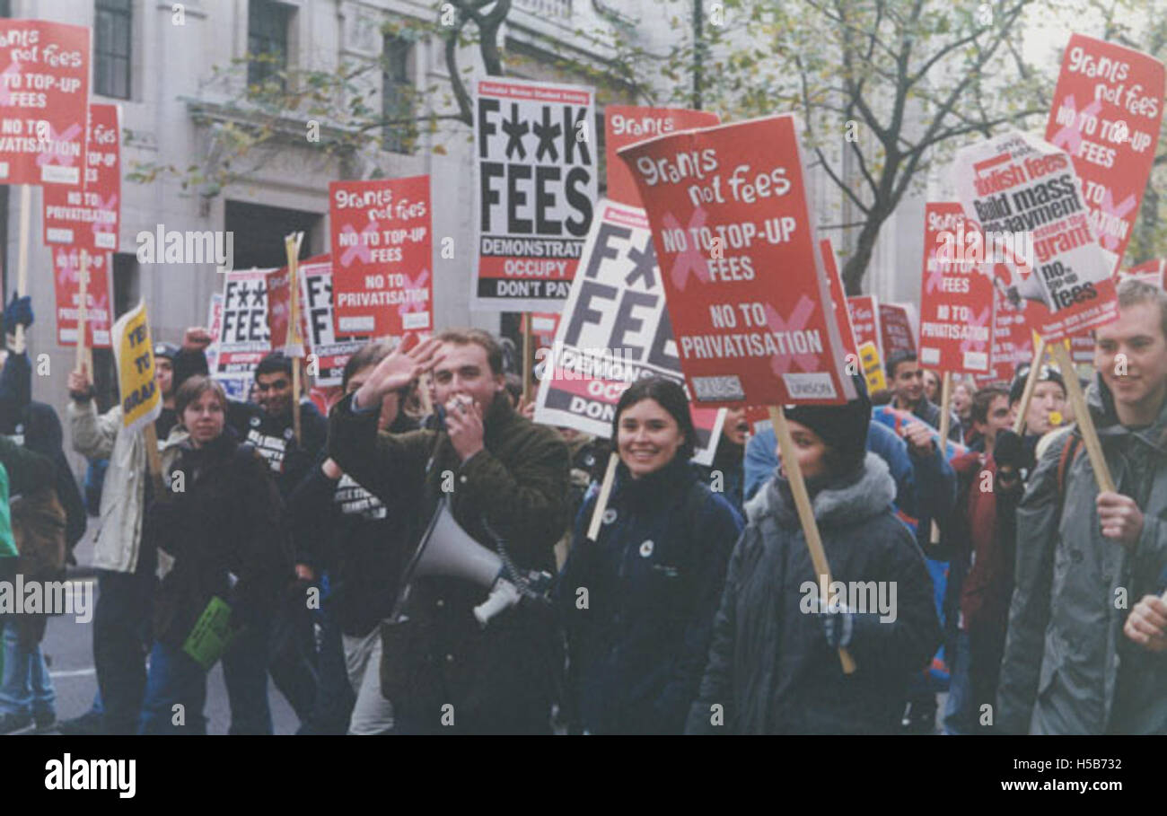 Una fotografia che cattura una marcia studentesca tenutasi nel novembre 2000, sostenendo sovvenzioni anziché tasse, parte delle proteste studentesche in corso sugli studenti sui finanziamenti e l'accesso all'istruzione. Foto Stock