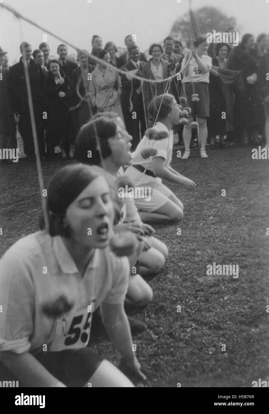 LSE giornata di sport, Apple Bobbing, Maggio 1932 Foto Stock